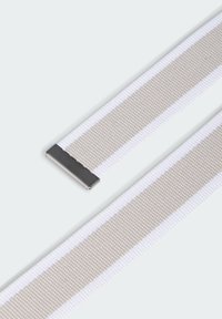 Sangle tissée en blanc et gris clair, équipée d'une boucle métallique lisse. La texture présente un motif de tissage serré uniforme.