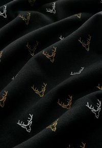 Sort stof med et gentaget mønster af gevir i guld, sølv og hvid, med en blød tekstur og subtil glans.