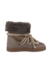 Bota de tobillo marrón con puño de pelo sintético, con un cuerpo de cuero liso, cordones de cuerda y una suela de goma plana. Acentos texturizados en las áreas de ante.
