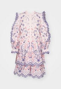 Helles rosa Kleid mit floraler Stickerei in Lila und Koralle. Verfügt über geraffte Ärmel und einen geschichteten Rock mit gewelltem Saum. Knöpfe vorne.