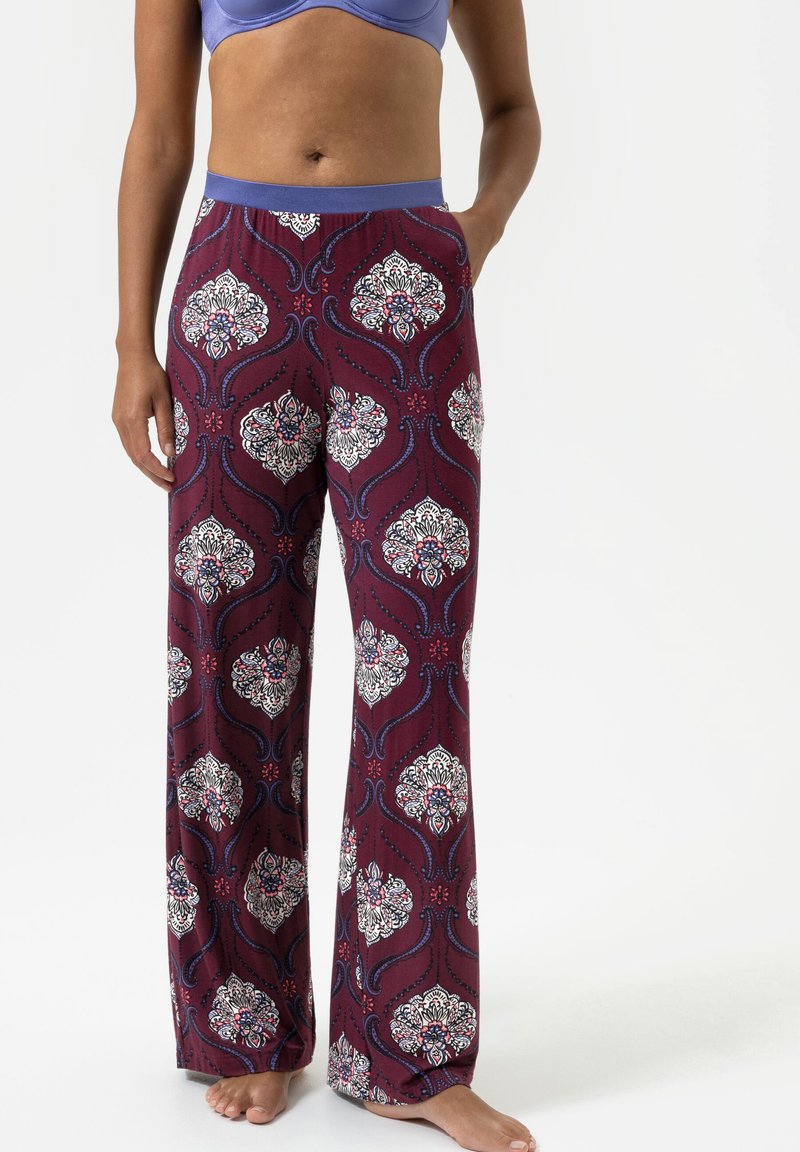 Burgundy en witte pyjamabroek met bloemenpatroon, voorzien van blauwe accenten. Heeft een brede tailleband en een losse, comfortabele pasvorm.