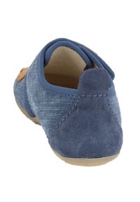 Scarpa slip-on in tessuto blu con un aspetto testurizzato, accentuazione in suede sul tallone e suola in gomma flessibile, con dettagli di cucitura minimi.