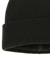 Berretto a maglia ribbed verde scuro con risvolto, mostrato in primo piano su uno sfondo bianco.