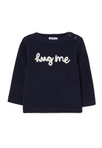 Maglione lavorato a maglia blu navy con maniche lunghe, colletto rotondo e testo decorativo "abbracciami" in bianco. Presenta due bottoni sulla spalla.