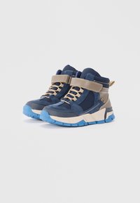 Blå och beige medelhöga sneakers tillverkade av textil och syntetmaterial, med ett kardborreband, snörning och en strukturerad sula.