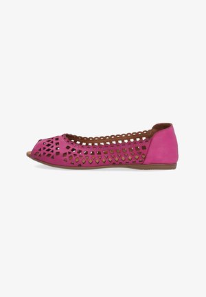 Roze synthetische platte schoen met open teen, voorzien van uitsnijdingen, een golvende rand en een bruine binnenzool. Lage rubberen hak voor comfort.