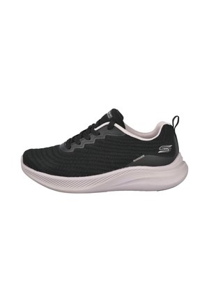 Zapatilla deportiva de malla negra y gris con suela acolchada blanca, cordones negros y un tirador en el talón inclinado a la derecha.