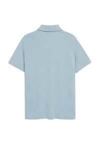 Polo de manga corta azul claro, hecho de una tela suave. Presenta un cuello clásico y un diseño limpio y minimalista, sin acentos ni detalles visibles.