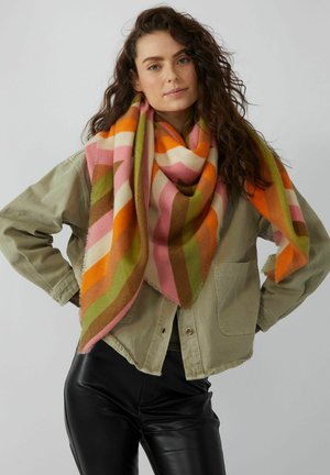 Farverig oversized tørklæde med diagonale striber i pink, orange, grøn og brun. Blød tekstur, frynsekanter, draperet omkring halsen.
