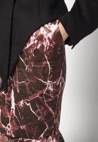 MIKAGE SHIN MERMAID SLIT SKIRT - Pencil φούστα - red marble