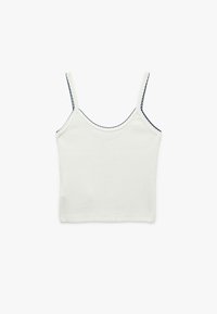 Hvid ribbet tanktop med tynde stropper og marineblå syninger langs halsudskæringen og sømmene, som har en tætsiddende silhuet.