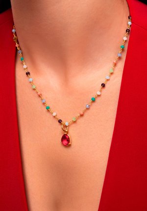 Collana di gemme colorate con catena d'oro, dotata di un grande ciondolo a goccia rossa e vari piccoli perline di diversi colori.