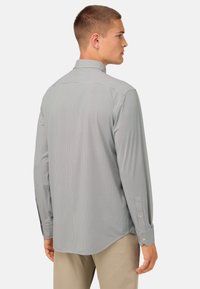 Camicia grigia a quadri con maniche lunghe, colletto all'americana, polsini abbottonati e una texture morbida, progettata per una vestibilità rilassata.