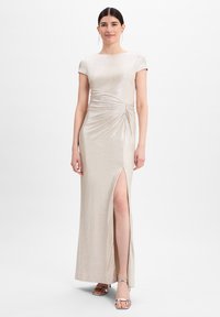 Metallic golden Abendkleid mit kurzen Ärmeln, gerafftem Design in der Taille, einem schulterhohen Schlitz und einer glatten, schimmernden Textur.