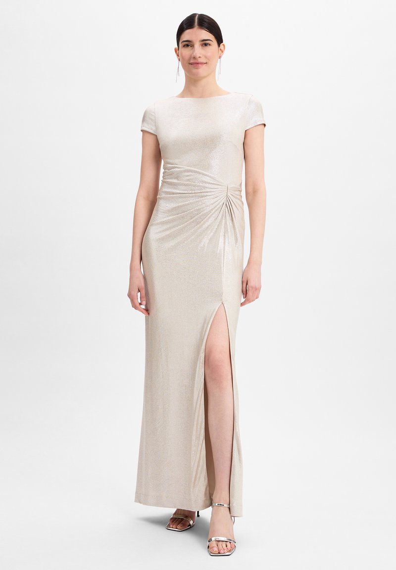 Metallic golden Abendkleid mit kurzen Ärmeln, gerafftem Design in der Taille, einem schulterhohen Schlitz und einer glatten, schimmernden Textur.
