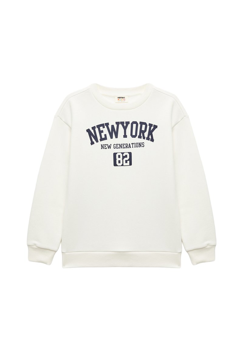 Felpa bianca con testo navy che recita "NEW YORK NEW GENERATIONS 82." Presenta un collo rotondo e polsini e orlo a costine. Tessuto morbido.