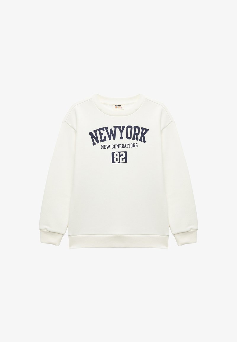 Sudadera blanca con texto en navy que dice "NUEVA YORK NUEVAS GENERACIONES 82." Presenta un cuello redondo y puños y dobladillo acanalados. Textura suave.