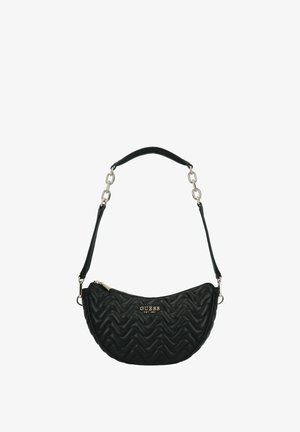 Zwarte, gewatteerde handtas in halve maanvorm, voorzien van een zilveren rits, logo en een afneembare schakelslinger voor veelzijdigheid.