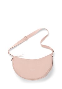 Borsa a tracolla in morbido tessuto rosa, forma a mezzaluna, con tracolla regolabile, chiusura a zip semplice, con logo impresso sul davanti.