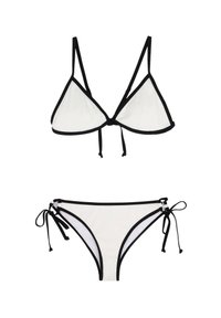 Bikini set in witte ribstof, gedetailleerd met zwarte bies. Het topje heeft driehoekige cups met verstelbare bandjes; de onderkant heeft zijstrikjes.