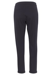Navy broek met een gladde textuur, slim fit, twee achterzakken met knopen en opgerolde mouwen. Geschikt voor casual of formele gelegenheid.