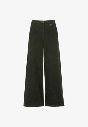 Pantalones de pana de pierna ancha en verde oscuro, con cierre de botón y acento metálico. Tejido texturizado con estrías verticales.