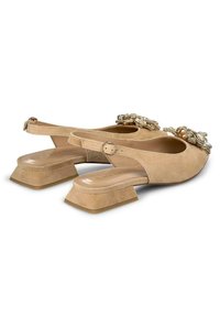 Scarpe slingback in suede beige con tacco quadrato basso, dotate di decorazioni nella zona delle dita. Fodera interna leggera e lucida.