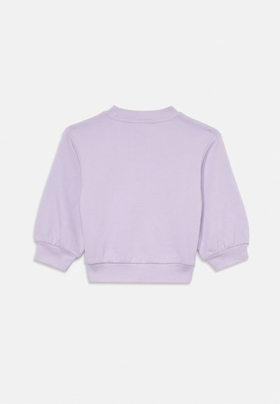 Sudadera púrpura con un cuello alto, mangas raglán y puños elásticos. Textura suave y ajuste relajado. Sin patrones ni acentos visibles.