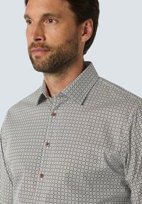 Overhemd met knoopsluiting, gekenmerkt door een geometrisch patroon in blauw, bruin en crème. Gemaakt van een katoenmix met een kraag en bruine knopen.
