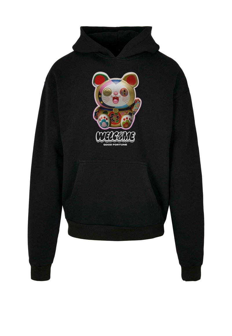Sudadera negra con un gráfico de un oso de dibujos animados colorido en el frente con el texto "BIENVENIDO" y "BUENA SUERTE", bolsillo tipo canguro y puños acanalados.