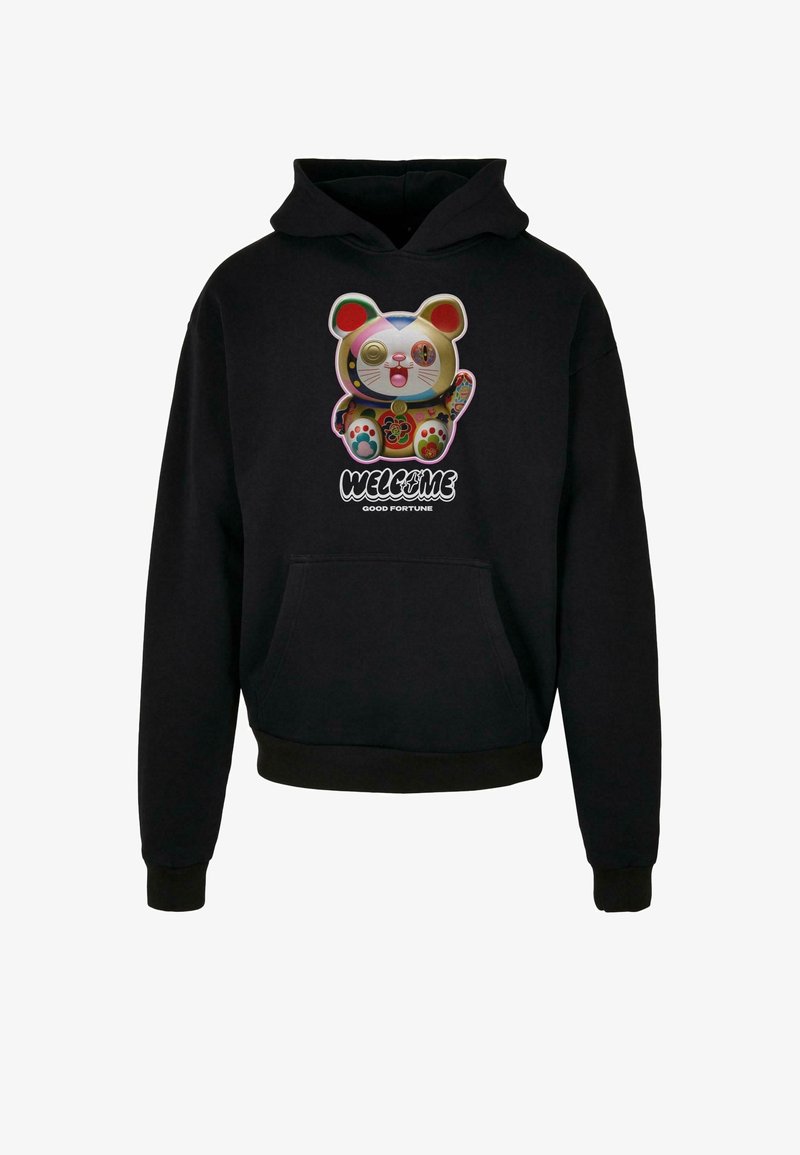 Svart hoodie med en färgglad tecknad björn på framsidan tillsammans med texten "VÄLKOMMEN" och "GOD TUR", kängurufickor och ribbade ärmslut.