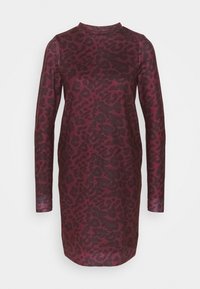 Stickad klänning med långa ärmar, hög halsringning och burdeos leopardmönster på en mörk bakgrund. Ribbad manschett för textur och figurnära silhuett.