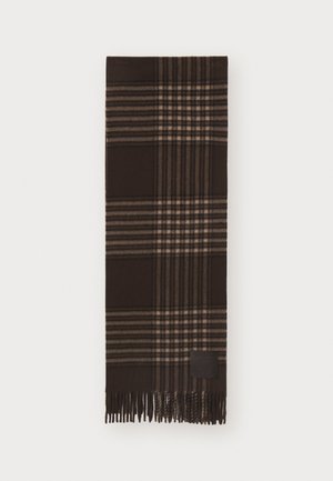 Écharpe à carreaux marron foncé avec des rayures marron plus clair et beige, extrémités effilochées, et une petite étiquette carrée près d'un bord.