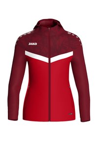 Rode sportjacket met een hoge kraag, ritssluiting aan de voorkant en contrasterende witte strepen. Heeft een gestructureerd stofpatroon en drukknoopjes op de schouders.