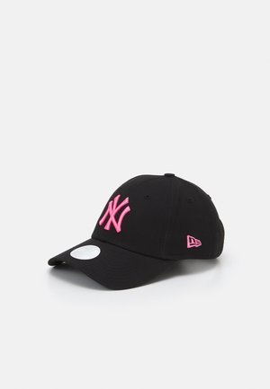 Czarna czapka baseballowa z jasnoróżowym logo "NY" z przodu i różowym logo marki z boku, przedstawiona na białym tle.