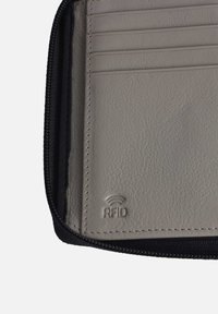 Grau ledernes Portemonnaie mit Innenfutter, das vier Kartenfächer, eine strukturierte Oberfläche, einen schwarzen Reißverschluss und ein geprägtes RFID-Icon aufweist.