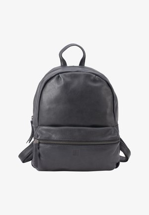 Sac à dos en cuir noir au design arrondi, avec une poignée supérieure et une poche frontale zippée. Présente un logo subtil et une surface texturée.