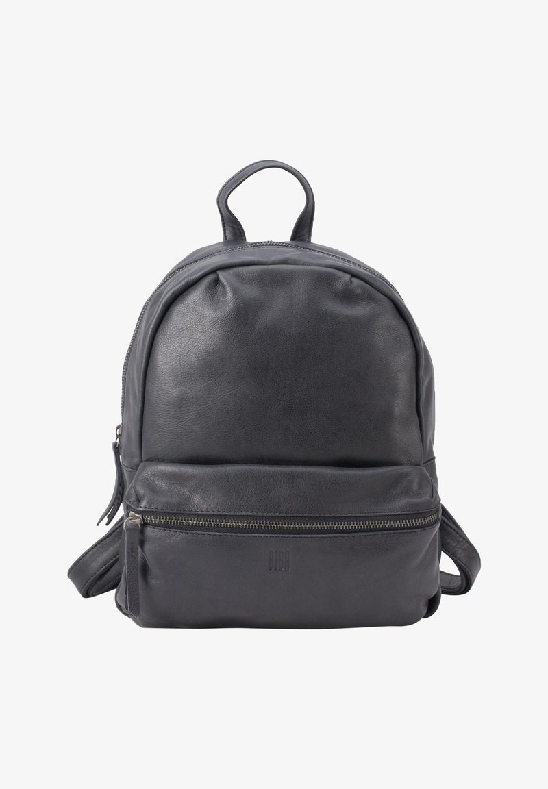 Zaino in pelle nera con design arrotondato, maniglia superiore e tasca frontale con zip. Presenta un logo discreto e una superficie testurizzata.