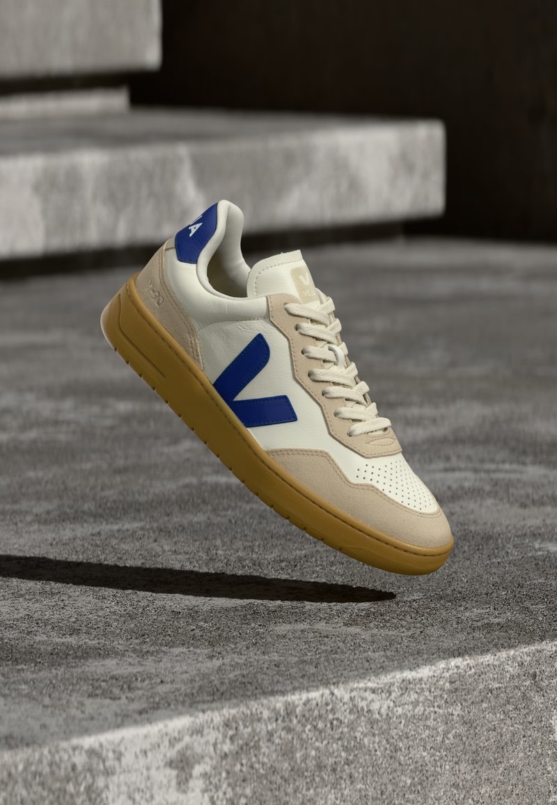 Veja V 90 pure/atlantique/almond/natural/off-white