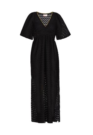 Čierna maxi šaty s krátkym rukávom a V výstrihom, s textúrovaným vzorom a skladaným pásom pre plynulý siluetu.