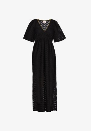 Fekete, rövid ujjú maxi ruha V nyakkivágással, textúrált mintával és redőzött derékkal, ami folyékony sziluettet kölcsönöz.