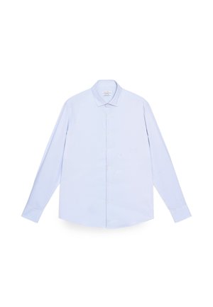 Chemise bleu clair à manches longues boutonnée avec un col standard, présentée à plat sur fond blanc.