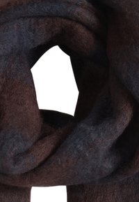 Écharpe en laine douce et épaisse aux tons marron foncé et gris, enroulée lâchement pour former une forme circulaire avec une texture visible.