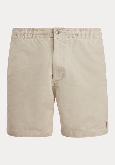 Shorts décontractés beiges avec taille élastique, fermeture par bouton et petit logo brodé sur la partie inférieure de la jambe gauche.