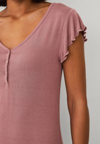 Roze v-hals top met korte, gerimpelde mouwen. Heeft een knoopsluiting bij de halslijn en een zachte, gestructureerde stof.