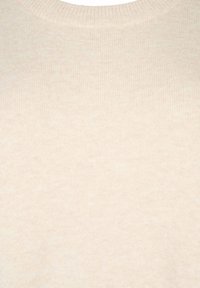 Pullover in maglia beige chiaro caratterizzato da una trama a coste e un classico collo rotondo. Materiale morbido e liscio con un motivo sottile.