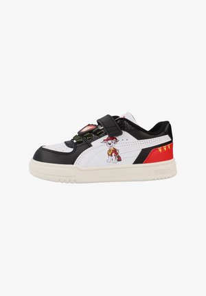 Børne lavtop sneaker i sort, hvid og rød med en Paw Patrol-karakter grafik og velcrolukning.