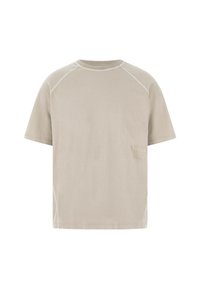 Beige tričko s krátkým rukávem vyrobené z měkké tkaniny s kulatým výstřihem, s jemnými švy a malým logem na levé straně.