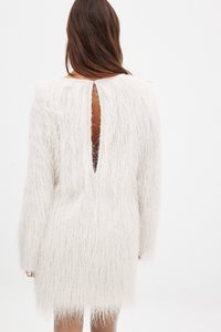 Robe en tricot blanche duveteuse avec une finition texturée, manches longues et une découpe en forme de clef à l'arrière, atteignant la longueur mi-cuisse.