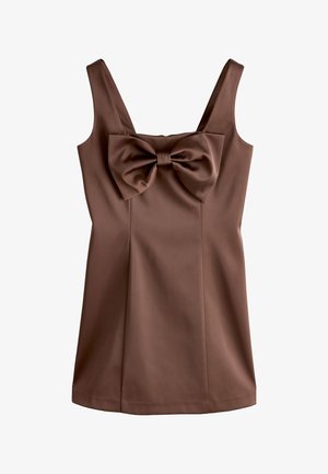 Vestido marrón sin mangas con tirantes anchos y un gran lazo de tela en el pecho, con un diseño liso y ajustado.